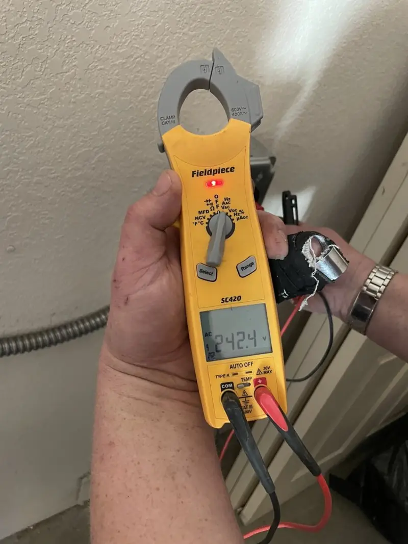 Voltage testing with clamp meter during Circuit Breaker Repair in Geneva